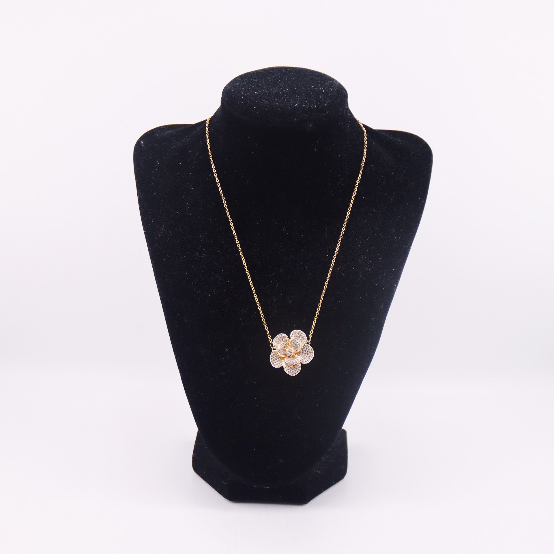 La collana con pendente a forma di fiore tempestato di pietre luminose
