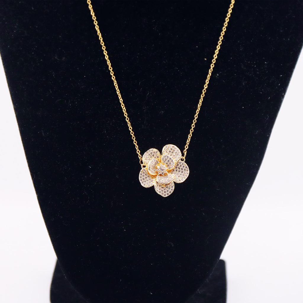 La collana con pendente a forma di fiore tempestato di pietre luminose