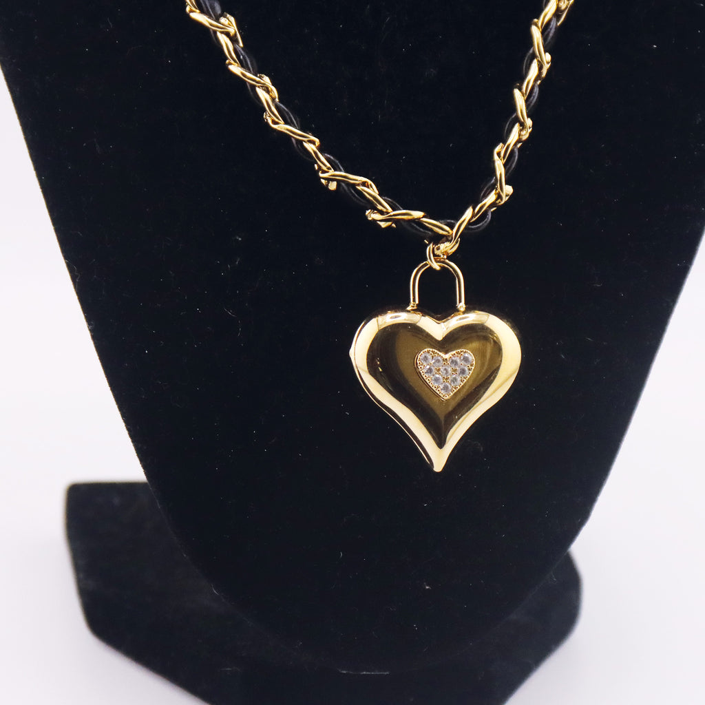 Collana a catena dorata con pendente a cuore style Chanel,