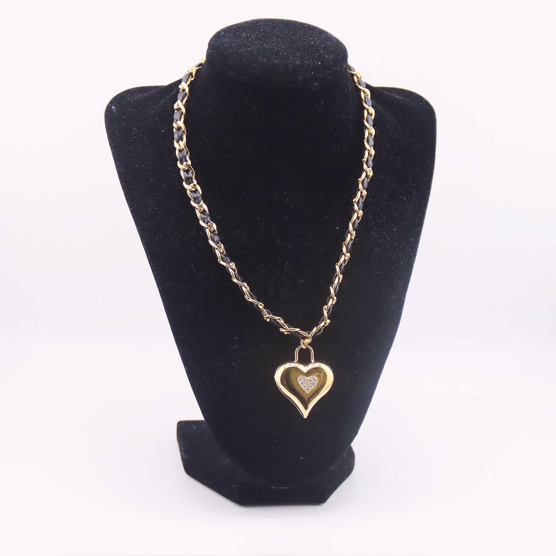 Collana a catena dorata con pendente a cuore style Chanel,